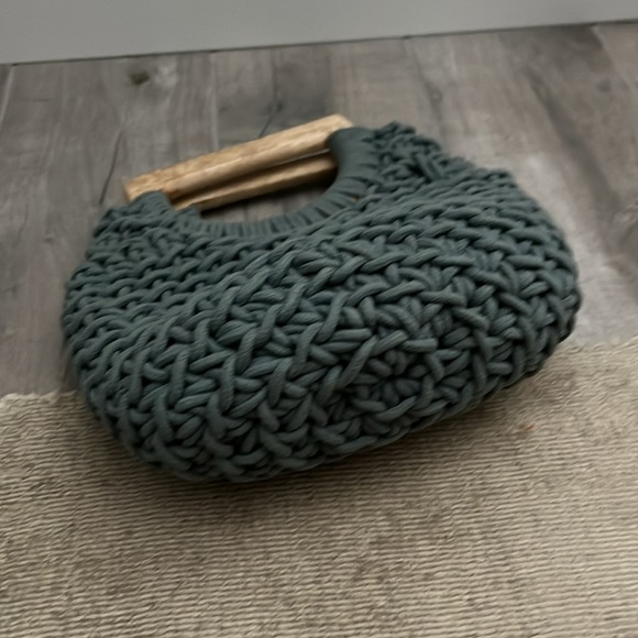 Crochet style bag w/ wood handles - Picture 4 of 5